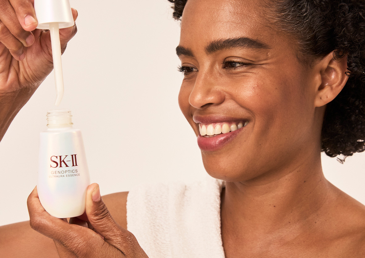 Essences with carob seed help plump skin up to minimise the appearance of pores.